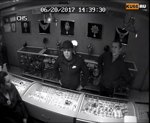 Грабители срывали у пассажиров электричек золотые украшения и скрывались. Полиция: «Есть основания полагать, что они из Каменска-Уральского»