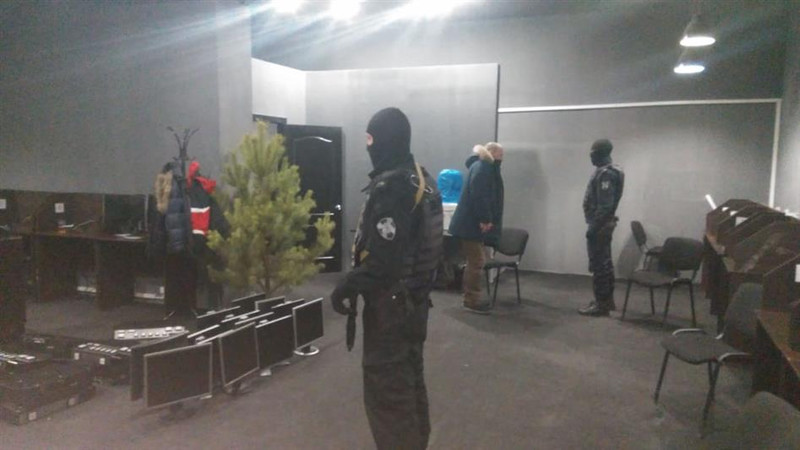 Подпольное казино прикрыли полицейские в Каменске-Уральском — игорное заведение располагалось в подвале торгового центра по ул. Каменской