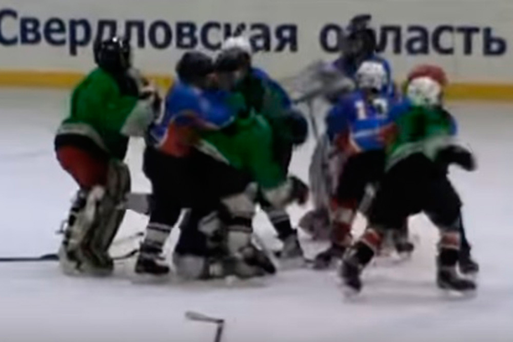 В Каменске-Уральском юные хоккеисты устроили массовую драку на льду. Тренер одной из команд уверен: всему виной – недосмотр судей
