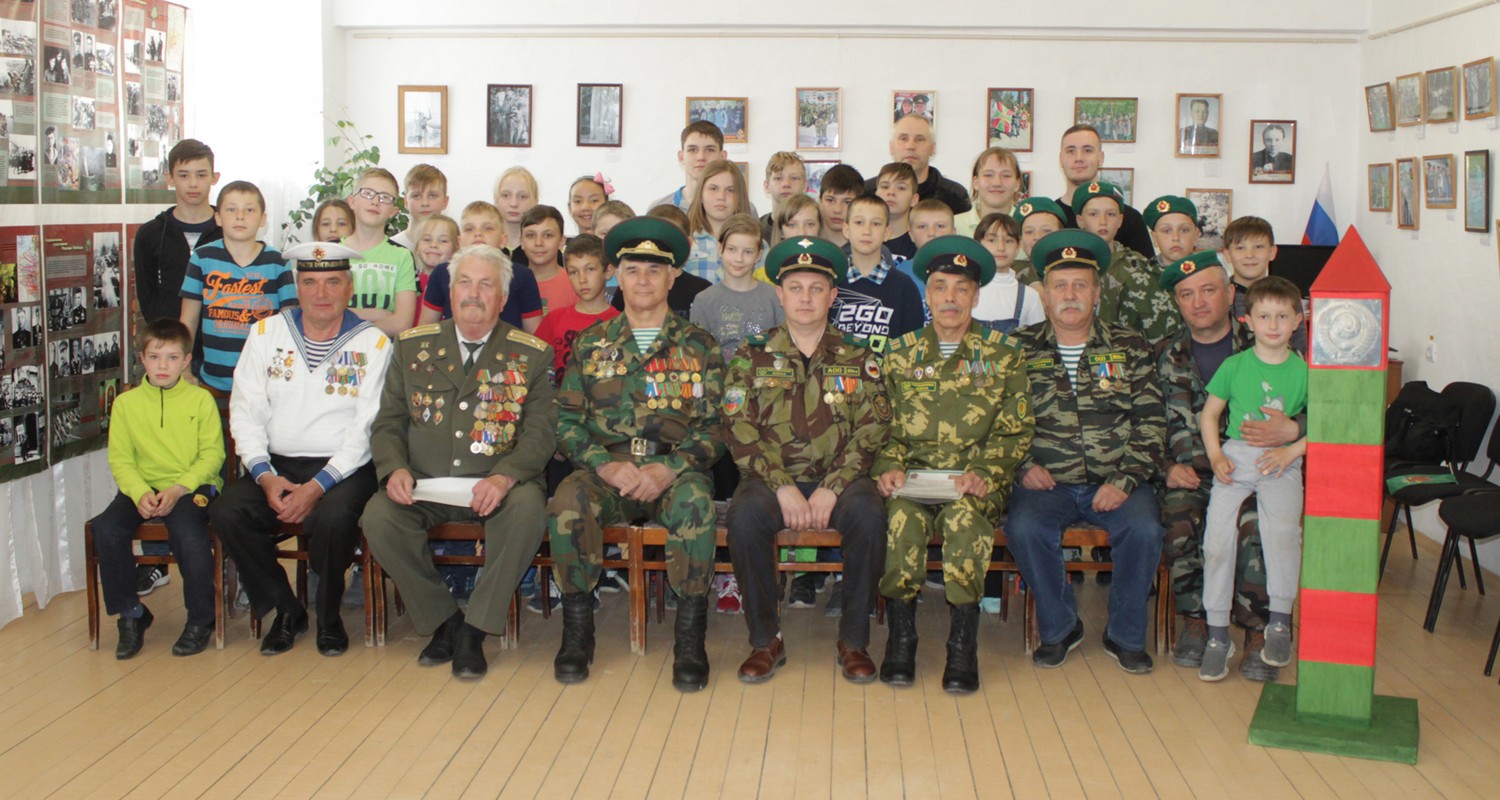 Закрытие фотовыставки и просмотр фильма приурочили к Дню памяти и скорби в Каменске-Уральском, а моряк рассказал о пограничной охране