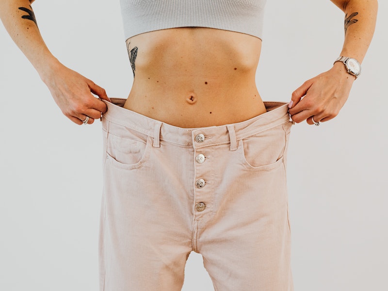 Загадка осиной талии: диетолог рассказала, почему возникает выпирающий живот и как от него избавиться