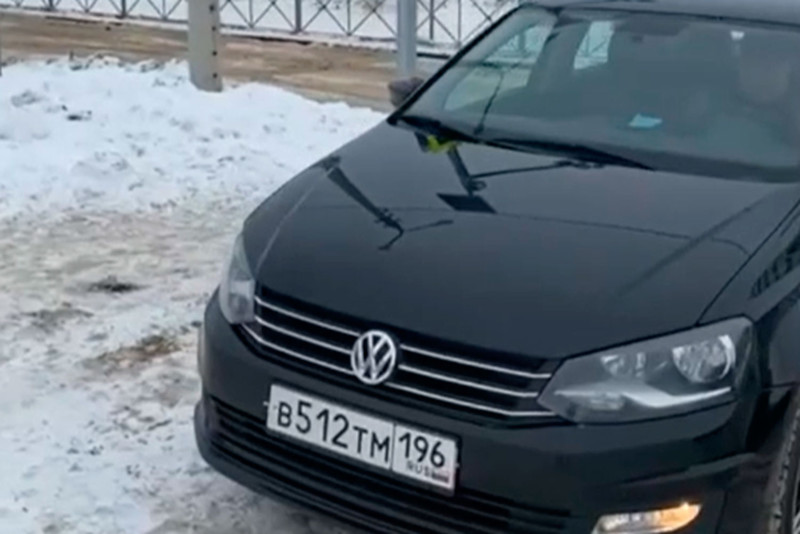 В ГИБДД пообещали усилить патрули у школ в Каменске, где родители паркуются прямо на пешеходниках, а ситуацию у "Аксиомы" расследуют