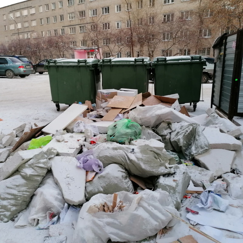 Сюрприз для мусорщиков: неизвестные завалили строительным хламом евроконтейнеры у девятиэтажки по пр. Победы в Каменске-Уральском