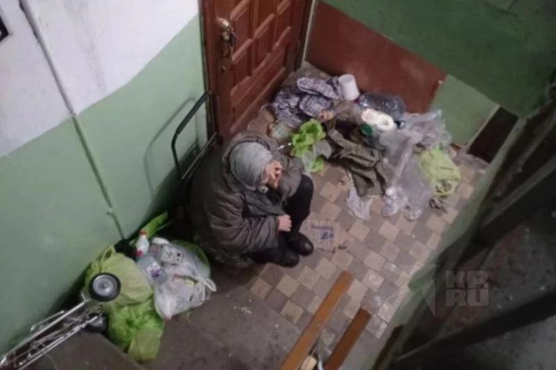 Пенсионерка в Екатеринбурге захламила свою квартиру так, что не смогла в неё войти: она ночевала в подъезде  | В Екатеринбурге пенсионерка захламила квартиру и ночевала в подъезде