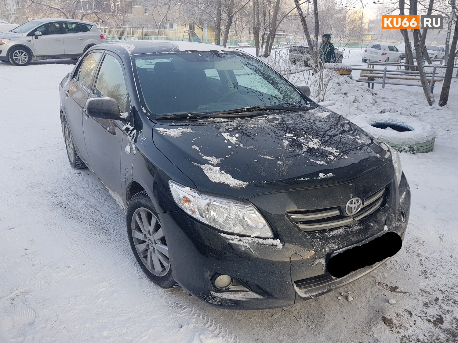 Домой из школы бежал, сильно замерз, по сторонам не глядел: во дворе дома по ул. Кирова первоклассник угодил под колеса Toyota Corolla