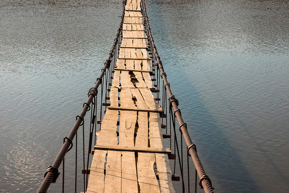 Трагедия: два мужчины рыбачили и выпивали на мосту в деревне Брод в Каменске-Уральском. Один вдруг рухнул вниз. Сразу насмерть...