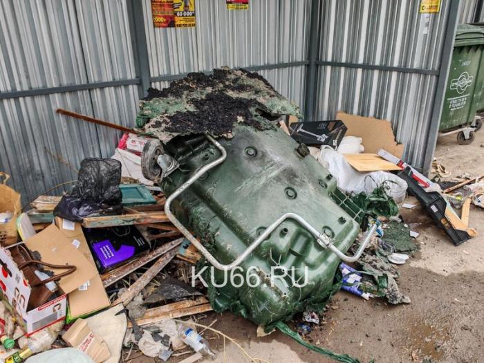 Таинственный поджигатель мусорных контейнеров терроризирует Каменск-Уральский | В Каменске-Уральском неизвестный поджигает мусорные контейнеры: очевидцы тушили огонь