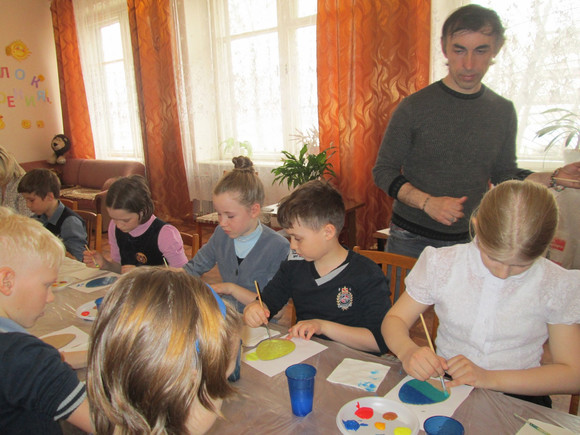 В преддверии Пасхи художник встретился со школьниками в библиотеке Каменска-Уральского, чтобы разрисовать заготовки в форме яиц