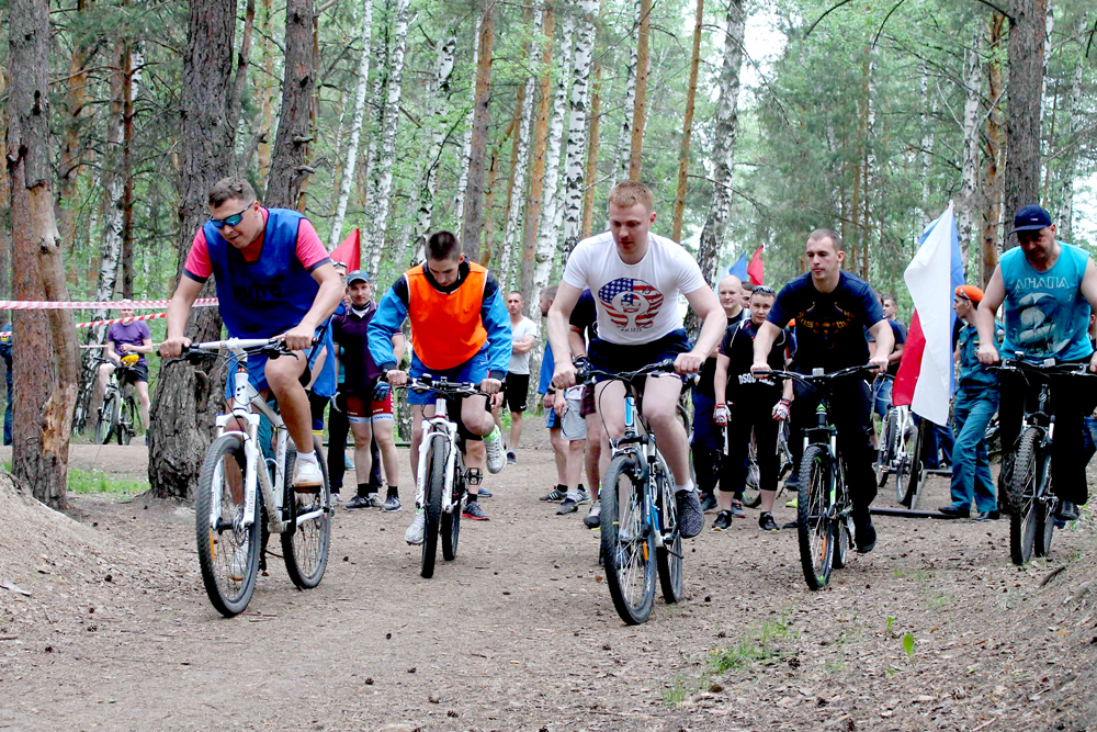 Не только пожары тушить умеют, но и педали крутят успешно: огнеборцы Каменска-Уральского поучаствовали в состязаниях по велоспорту