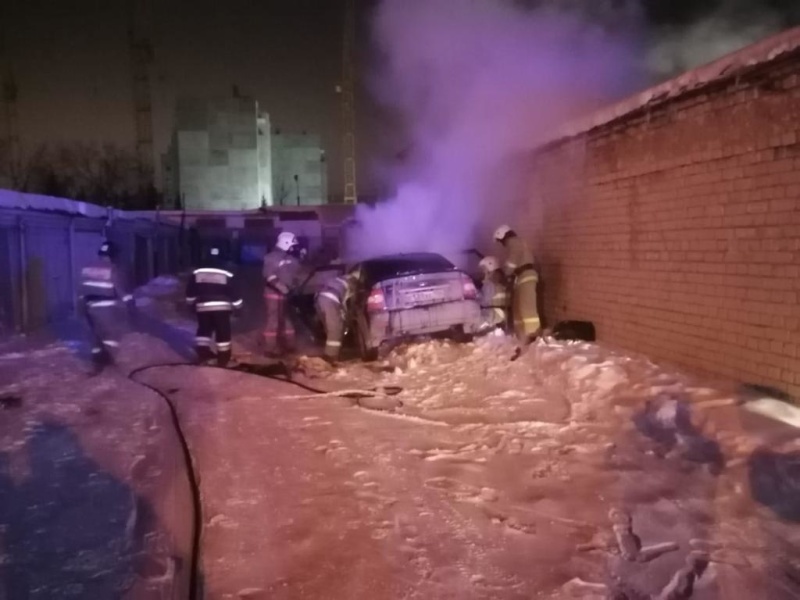 Рано утром в Каменске-Уральском сгорел автомобиль Lada Priora