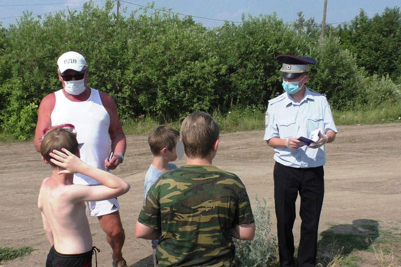 На берегу Исети у пешеходного моста по ул. Набережной в Каменске полицейские задержали детей, купающихся с риском для жизни без взрослых