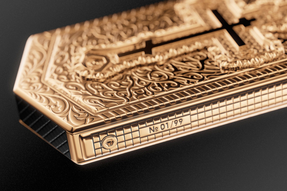 В России создали золотой телефон для православных. ФОТО