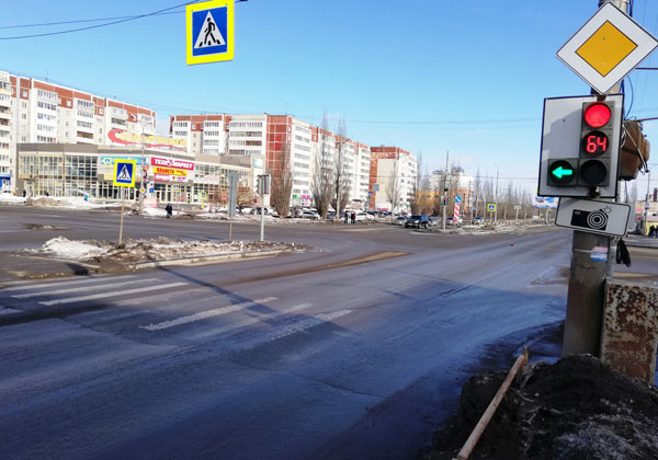 Поворачивайте налево, не задерживайте поток. Важное и удобное новшество в работе светофоров на оживленном перекрестке в Каменске-Уральском