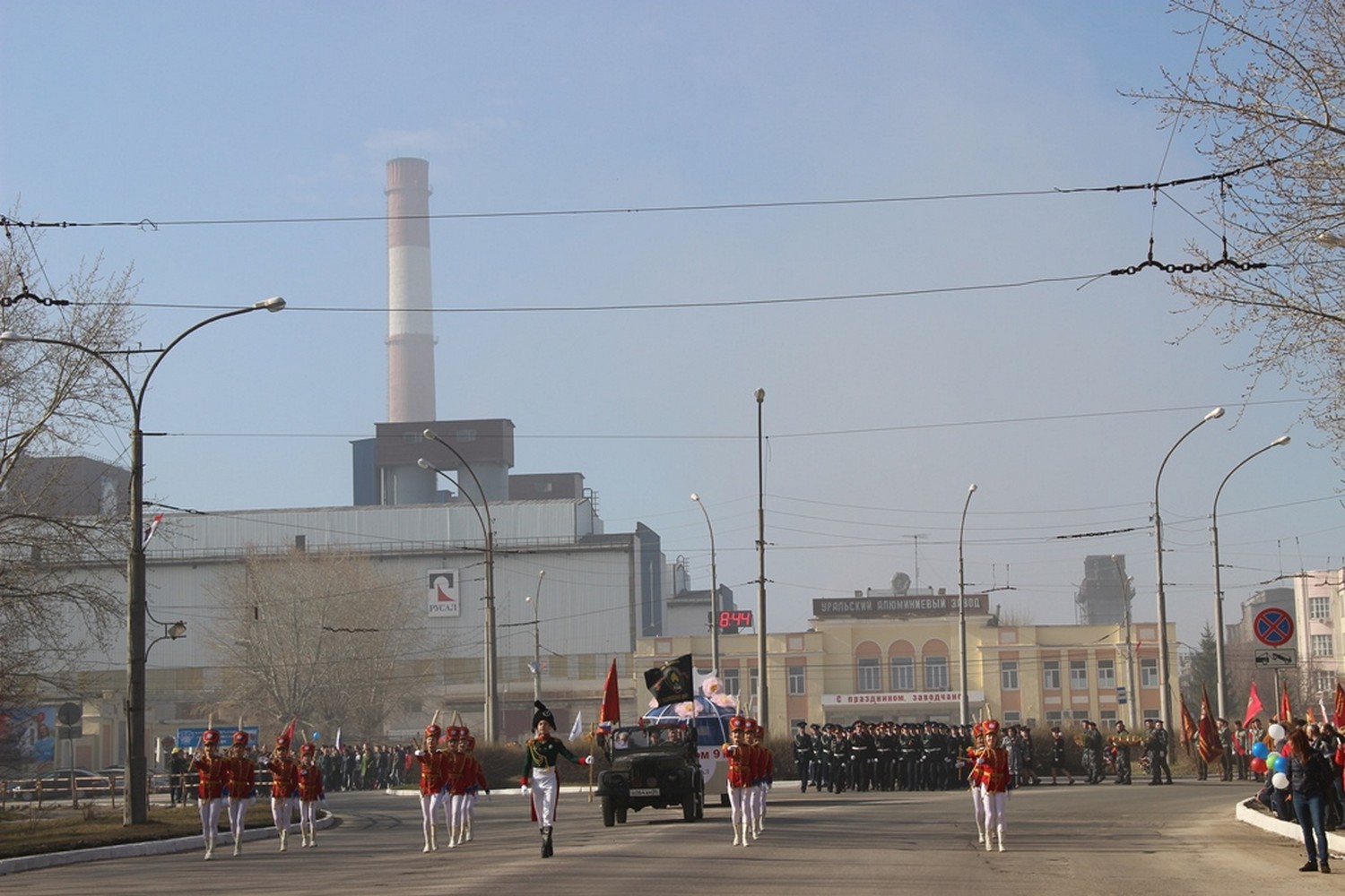 Как это было: у алюминщиков в Каменске-Уральском был свои парад, митинг и «Бессмертный полк». На УАЗе еще живы шестеро фронтовиков!