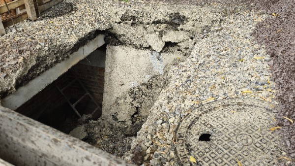 «Переломили плиту»: УК «Теплокомплекс» за свой счет восстановит поврежденную тепловую камеру в Каменске-Уральском | В Каменске-Уральском при ремонте тротуара повредили тепловую камеру