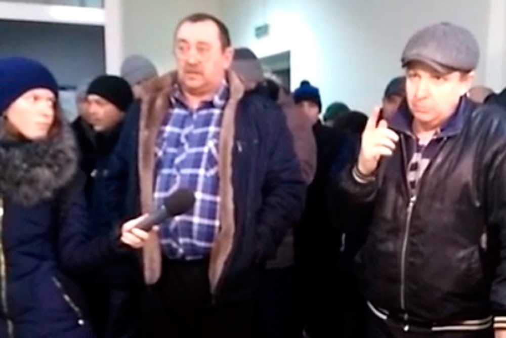 Водители такси в Каменске-Уральском не хотят возить пассажиров задешево — желают подороже. Пришли в офис и просят поднять тариф на 10 руб.