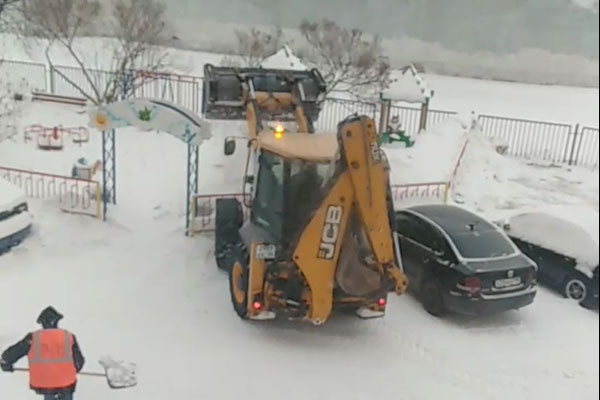 В Каменске-Уральском коммунальщики свалили грязный снег на детскую площадку