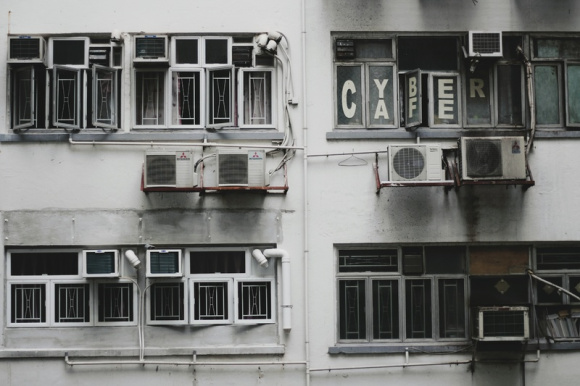 Юрист дал советы по законной установке кондиционера в квартире