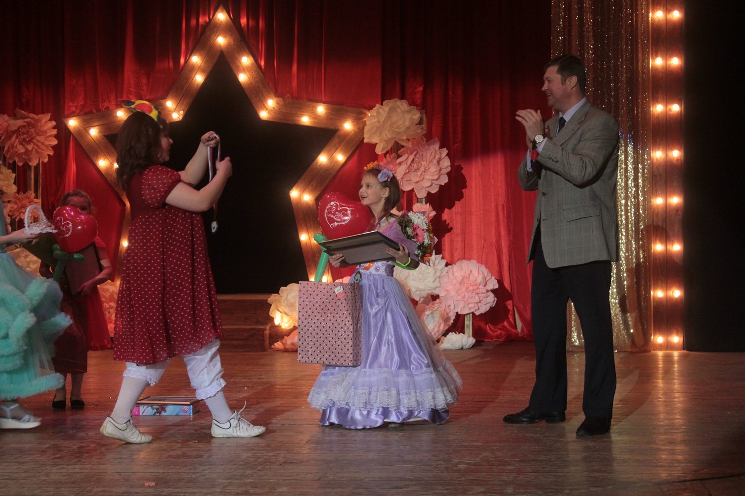 Из великолепной шестерки самых-самых юных школьниц в «Современнике» в Каменске-Уральском выбирали самую первоклассную