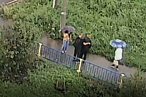 Жители Каменска-Уральского помогли упавшему на костылях человеку 