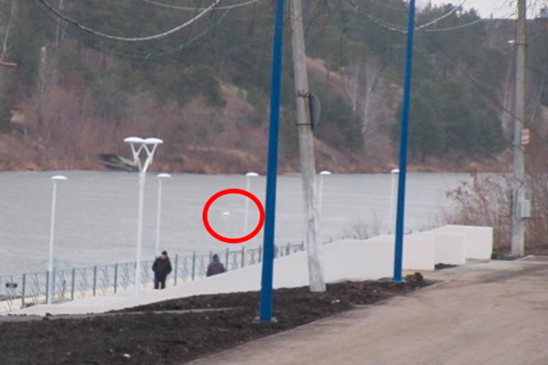 В полынье на Исети у базы «Металлист» в Каменске-Уральском плавает одинокий белый лебедь. К нему не подобраться - тонкий лед...