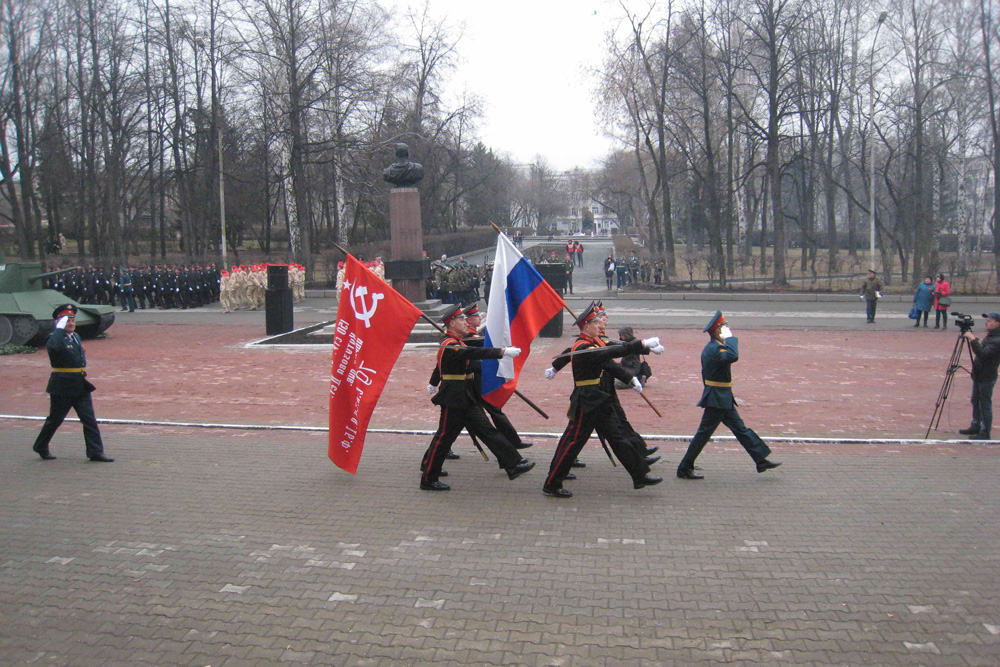 Минута молчания, возложение цветов: ветераны из Каменска-Уральского съездили в Екатеринбург на торжественное мероприятие к 9 мая