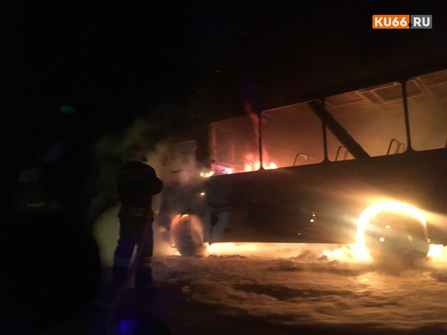 Утром на трассе под Каменском-Уральским полыхнул автобус «ПАЗ» – на место прибыли восемь огнеборцев и залили салон и мотор за две минуты