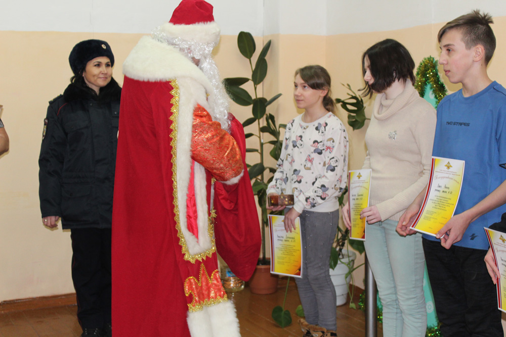 Полицейский Дед Мороз вручил подарки воспитанникам школы-интернат № 27, принявшим активное участие в творческом конкурсе