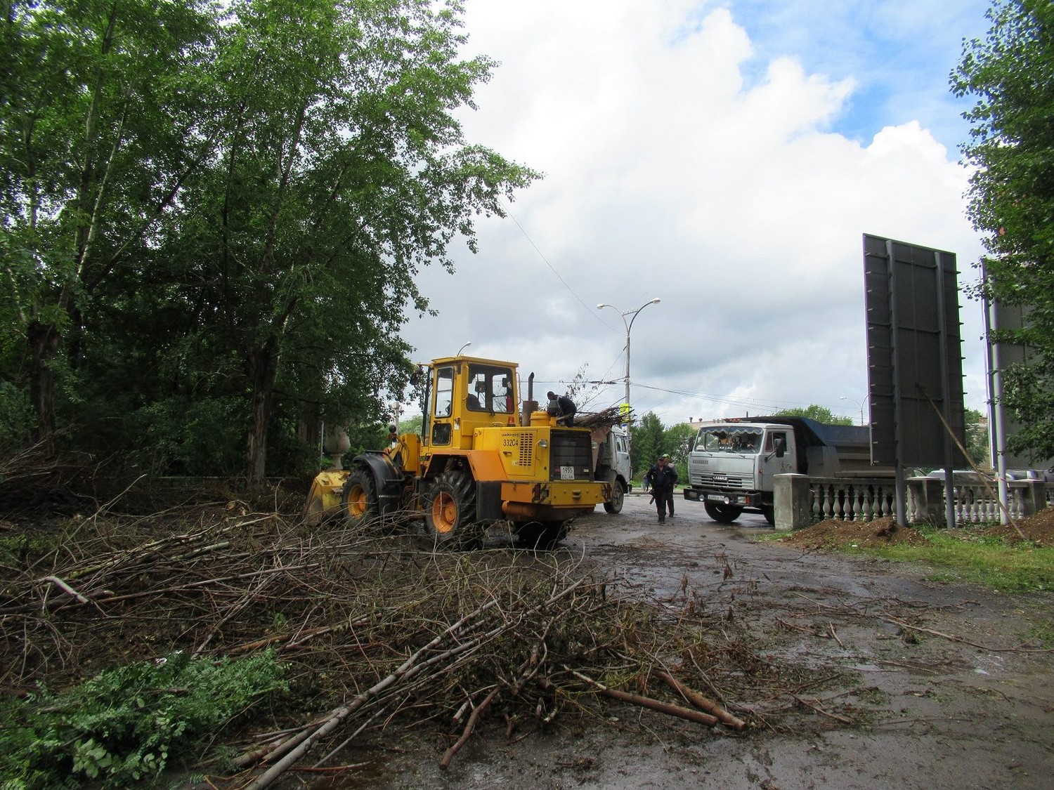 В Каменске-Уральском стартовали осенние субботники — власти уже определили места, где убраться всем желающим важнее и нужнее всего