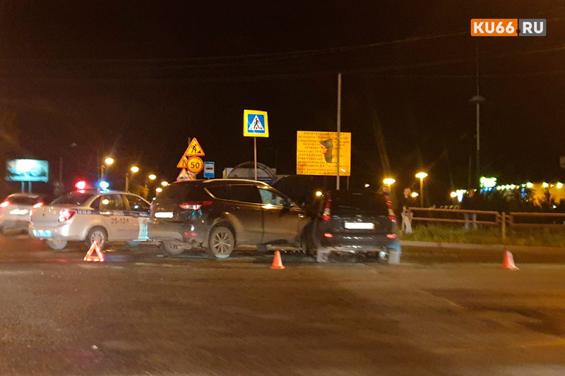 Лада Калина и Ford Kuga не поделили перекресток улиц Суворова и Октябрьская в Каменске-Уральском — водитель иномарки поспешил и не уступил..