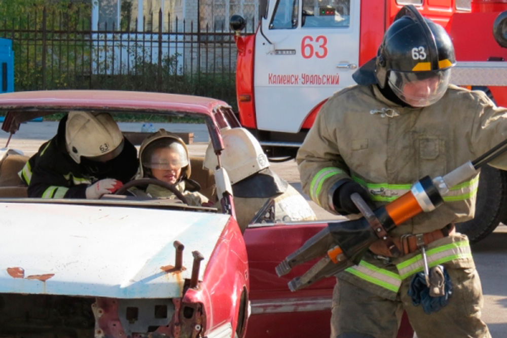 Спасатели гидравлическими ножницами срезали крышу машины, чтобы показать детям в Каменске-Уральском, как помогать пострадавшим в ДТП