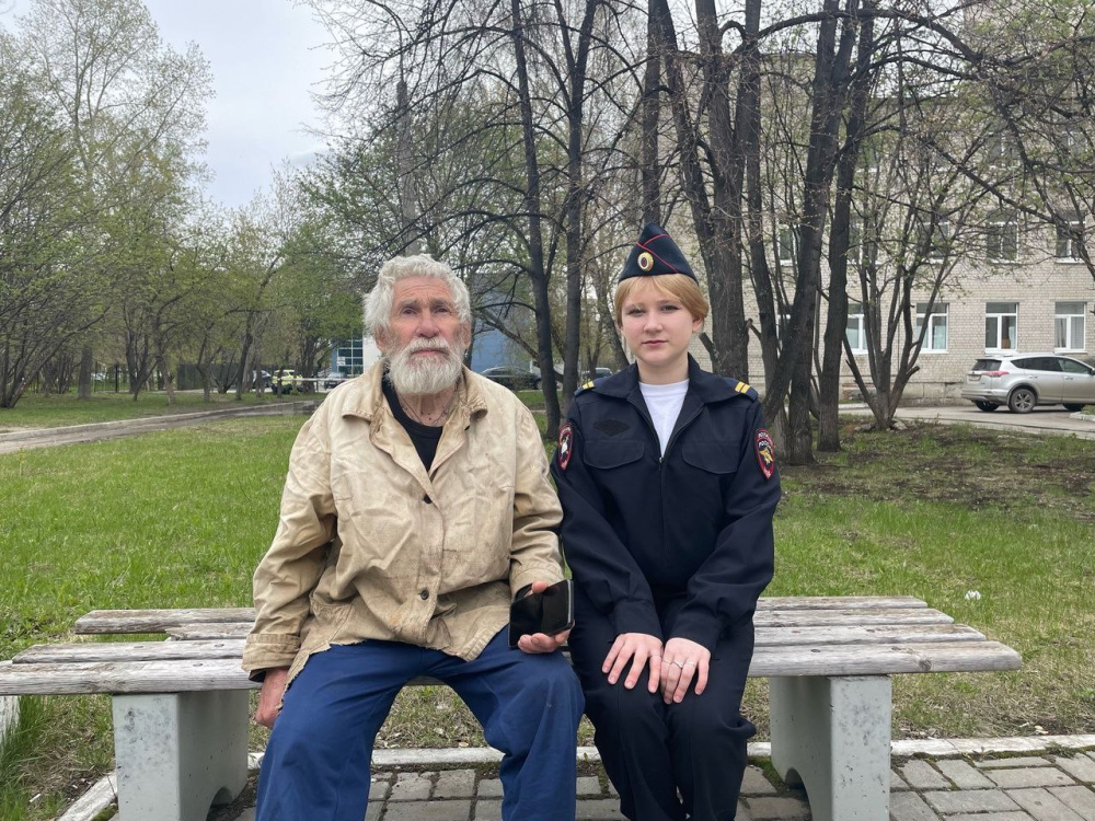 Полицейский героизм в Каменске-Уральском | Сотрудник Госавтоинспекции в Свердловской области оказала первую помощь пожилому человеку