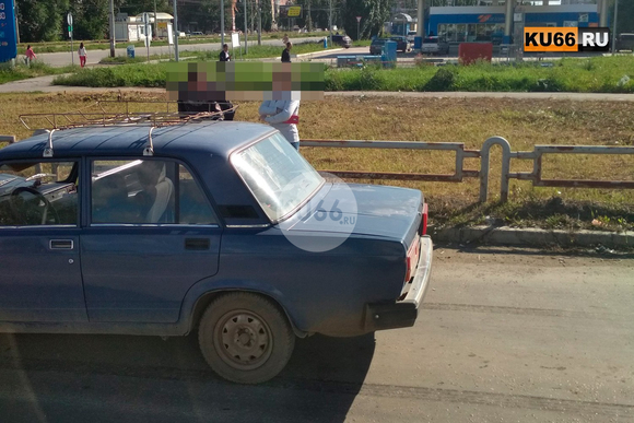 Кадры столкновения: мужчина за рулем «ВАЗ» не держал безопасную дистанцию и въехал в «Ладу Ларгус» на ул. Суворова в Каменске-Уральском