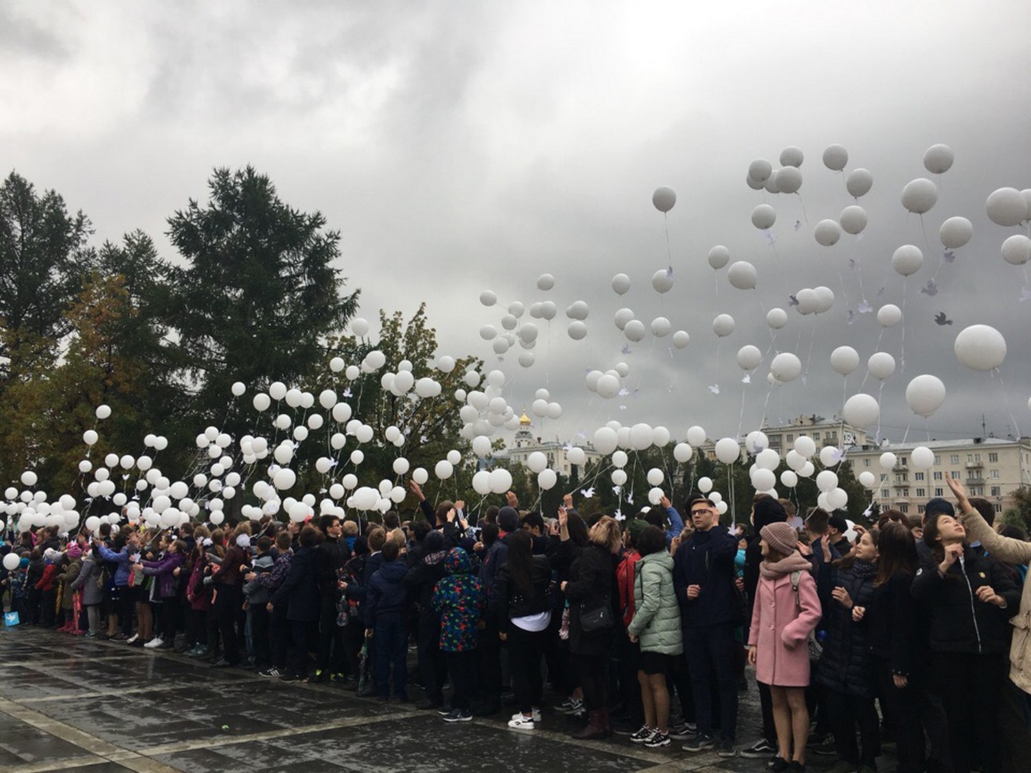 Жители Каменска-Уральского в честь Международного Дня мира выпустили в небо шары с белыми бумажными голубями и заявили, что против войны