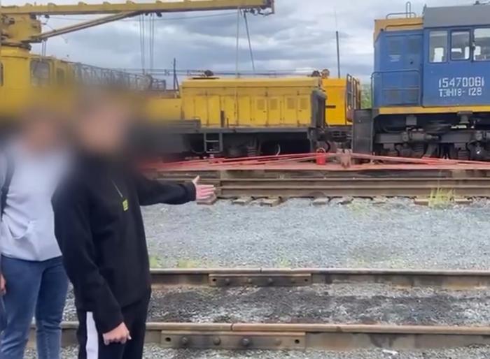 Уральские школьники попытались взорвать поезд по указке ВСУ — теперь им грозит 10 лет тюрьмы | Дело школьников, готовивших теракты по заданию ВСУ на Урале, передано в суд