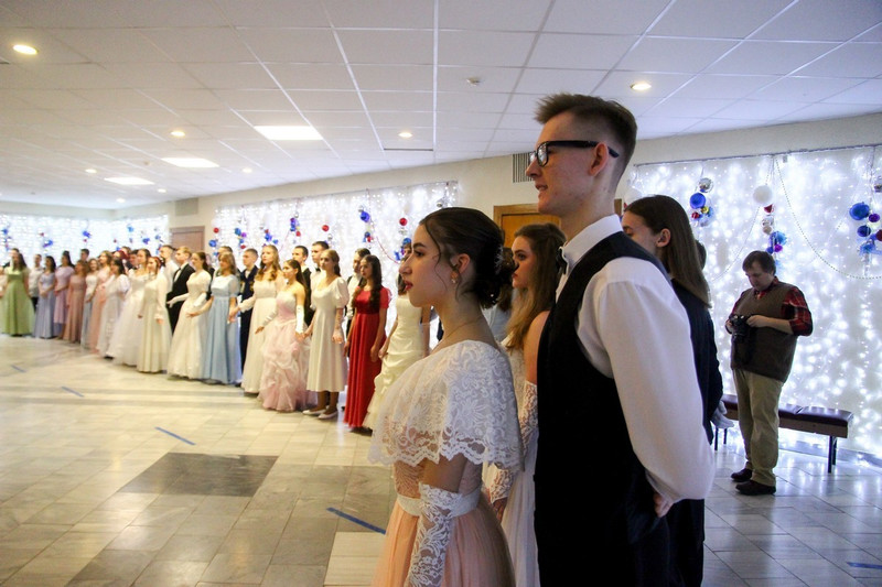 В Каменске-Уральском прошел бал старшеклассников