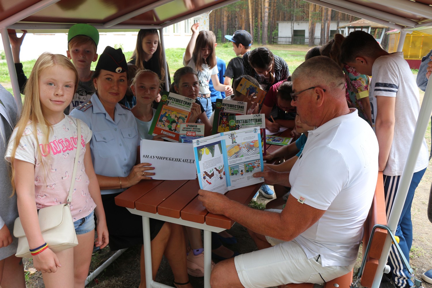 Инспектор и общественник провели уроки ПДД в загородных лагерях под Каменском-Уральским. Ребята слушали с интересом и делились опытом...
