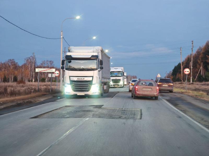 «Легко оставить колеса и вылететь на встречку!»: на трассе под Каменском-Уральским дорожники сняли половину асфальта | Трассу Екатеринбург – Шадринск – Курган частично оставили без асфальта