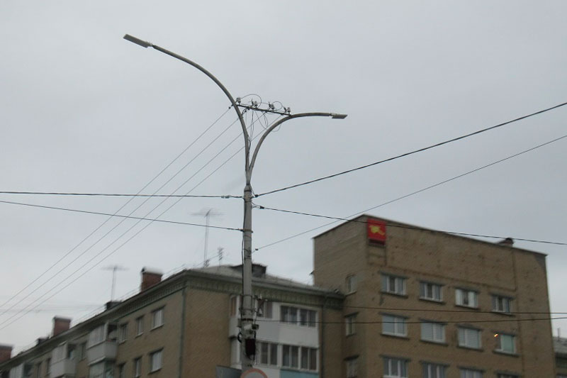 Не обязательно, но интересно знать: в тёмное время на улицах Каменска-Уральского горят 9700 светильников. Как власть их обновляет?