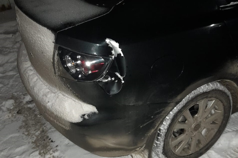 Вечером, когда стемнело, в Каменске-Уральском неизвестный протаранил Мазду во дворе дома по ул. Челябинская и тут же скрылся Вечером, когда стемнело, в Каменске-Уральском неизвестный протаранил Мазду во дворе дома по ул. Челябинская и тут же скрылся