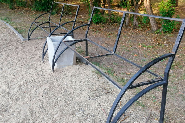 Подарок людям к Дню города от УГХ Каменска-Уральского: в любимом многими сквере станет еще уютнее, благодаря разрисованным скамейкам!