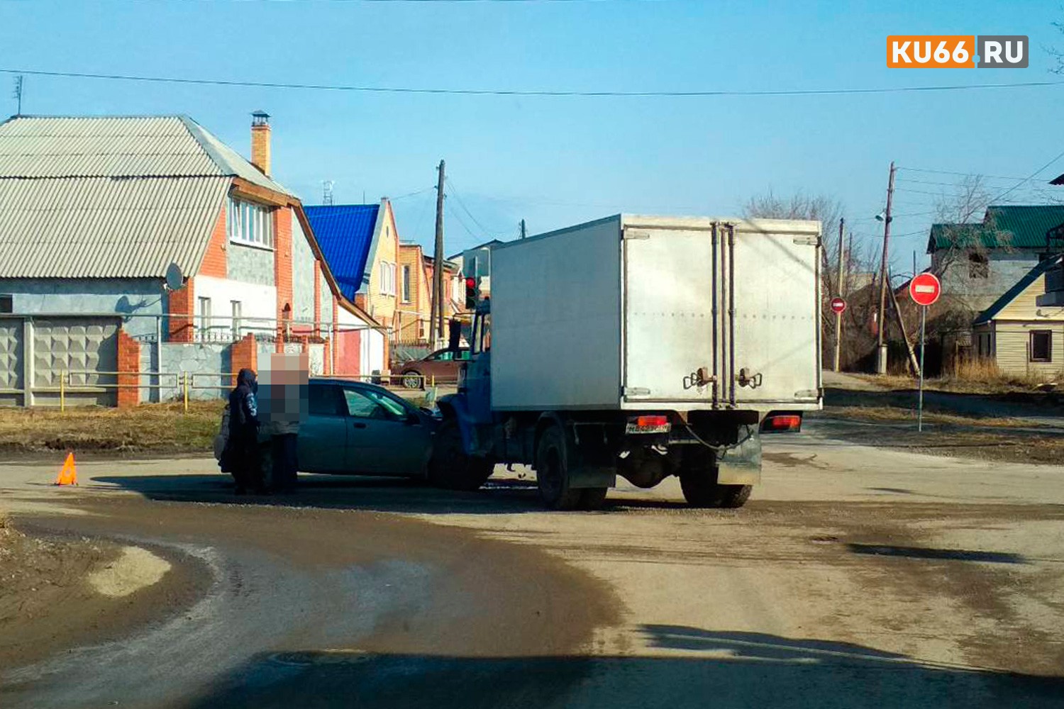 Утром в Каменске-Уральском столкнулись легковушка и грузовая автомашина