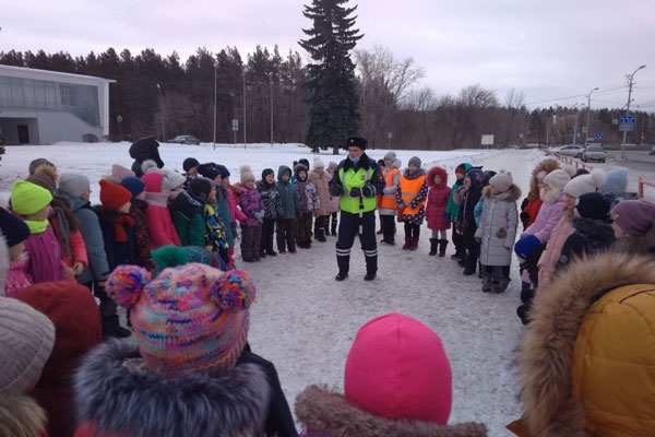 «Шагающий автобус» для лицеистов-первоклашек: в каменском лицее провели мероприятие, чтобы дети были осторожными на дорогах
