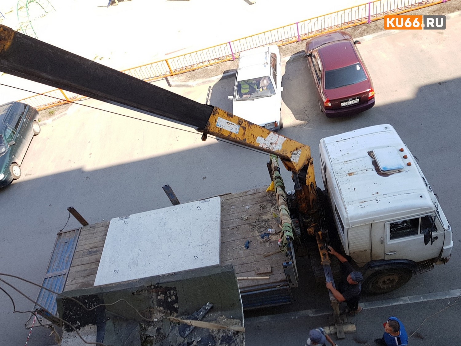 «Лучший» двор Каменска-Уральского – снова в центре внимания. Здесь рабочие продавили асфальт и подпортили дверь подъезда. Крайних не нашли!