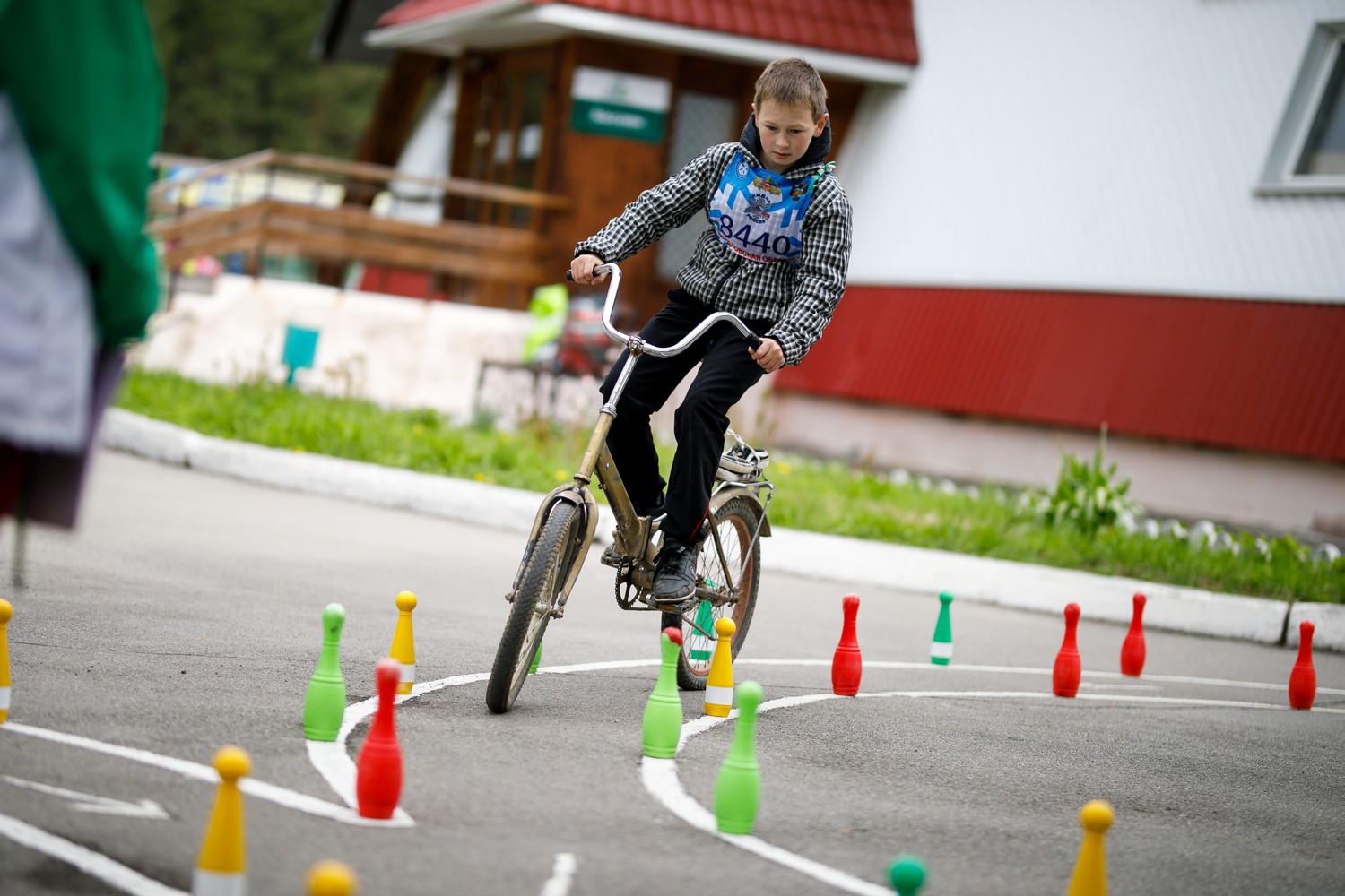 Крути педали, вращай рулем. Перед летом госавтоинспекторы Каменска-Уральского устроили для юных велосипедистов конкурс «Безопасное колесо»