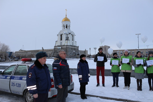 В память о погибших на дорогах Каменска-Уральского студенты и школьники запустили в небо 11 белых шаров. ФОТО