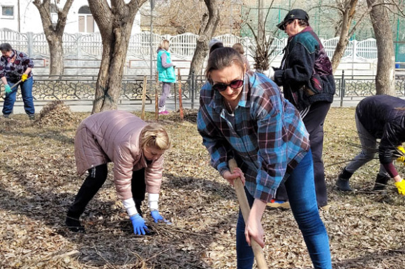 В Каменске-Уральском на Аллее по улице Тевосяна и у озера «Семь ключей» чиновники провели субботник