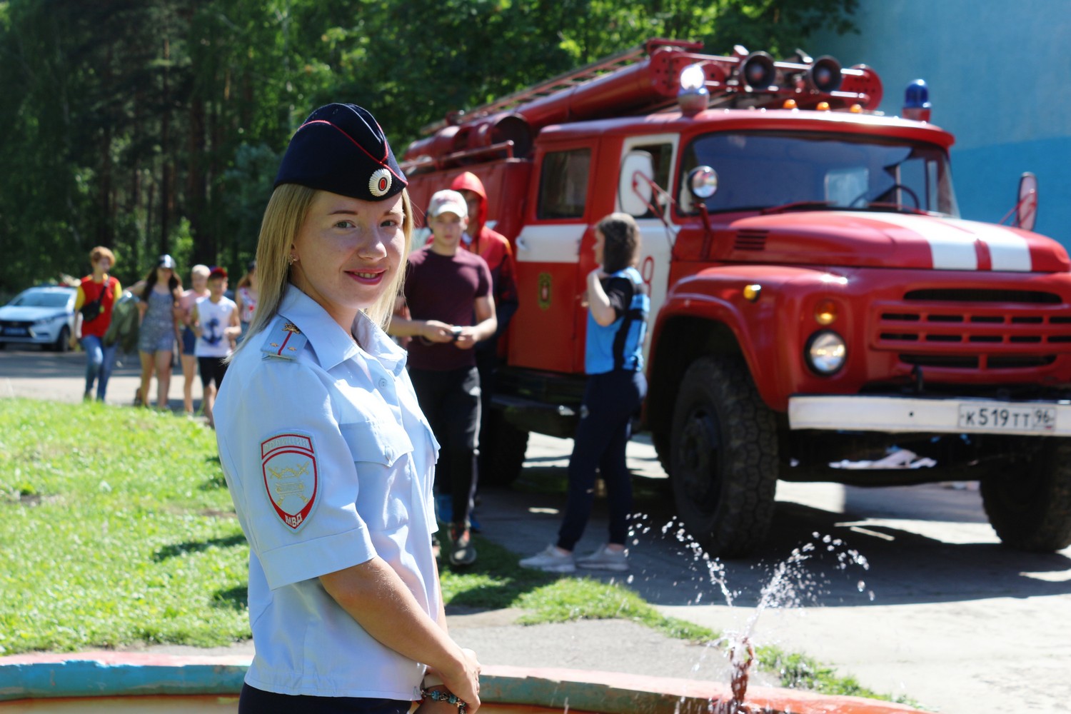 Инспекторы ГИБДД и спасатели Каменска пришли в загородный лагерь «Красная горка» и напомнили, как вести себя, чтобы все было хорошо