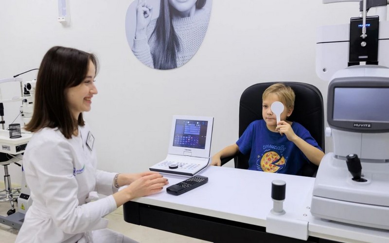 Если успеваемость упала, стоит проверить зрение: врачи отметили, что многие школьники плохо видят