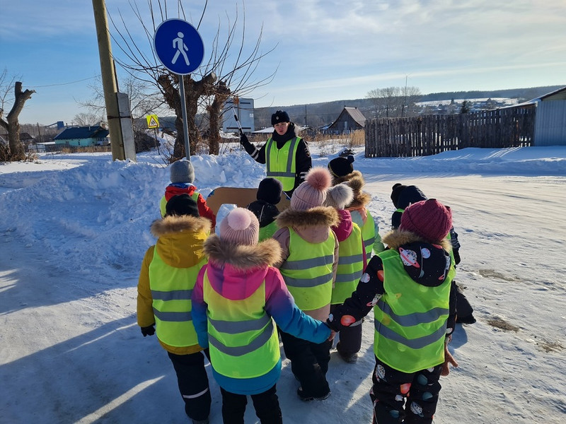 Воспитанники ещё одного каменского детсада стали участниками акции «Шагающий автобус» Воспитанники ещё одного каменского детсада стали участниками акции «Шагающий автобус»